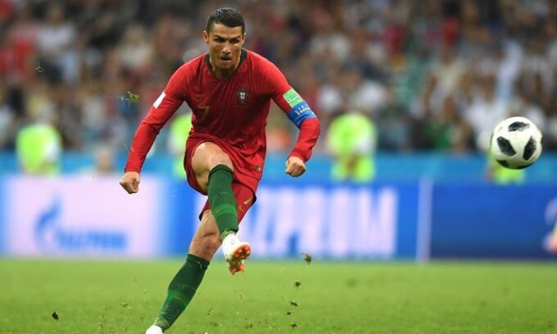 Cách đá bóng chuẩn nhất theo phong cách lá rơi và những lưu ý